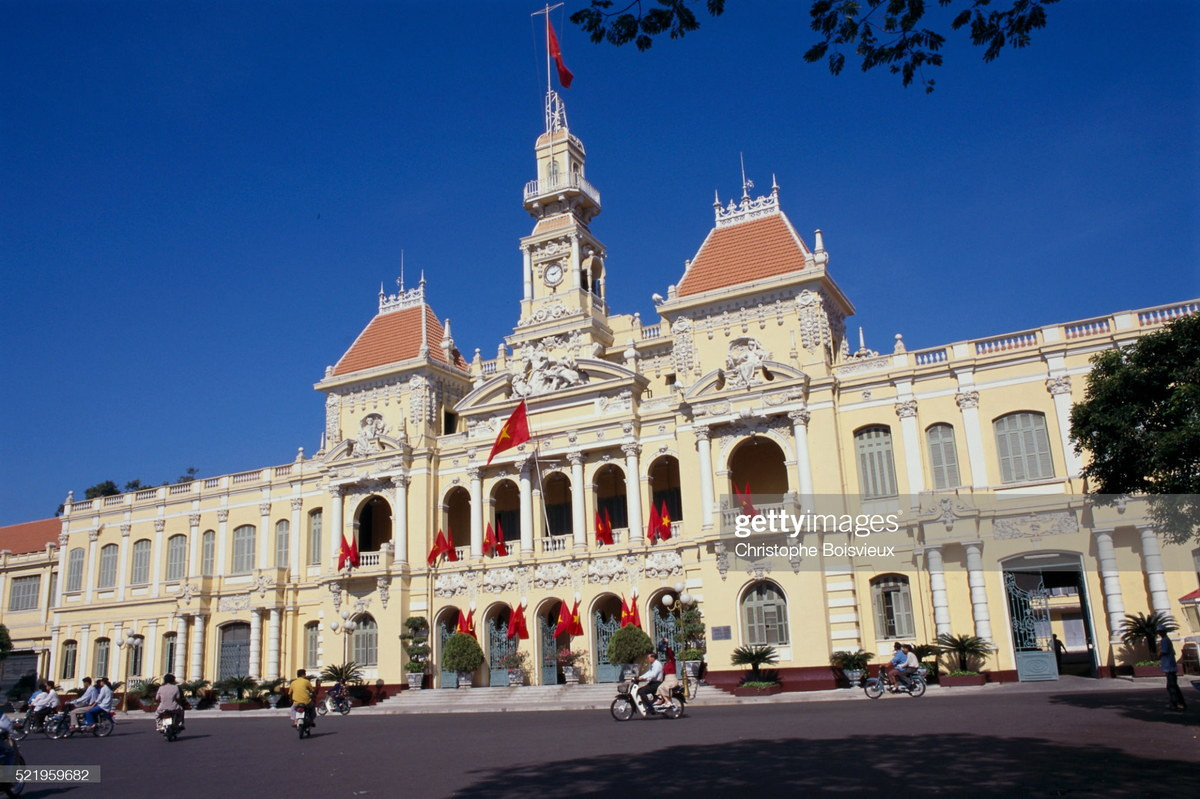 Tòa nhà UBND TP.HCM trong ánh nắng xuân.