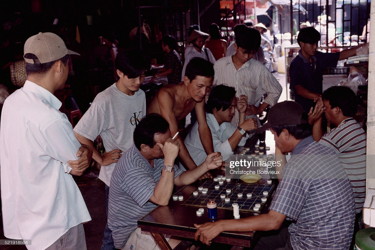 Các nam giới tụ họp quanh bàn cờ tướng ở khu vực Chợ Lớn.