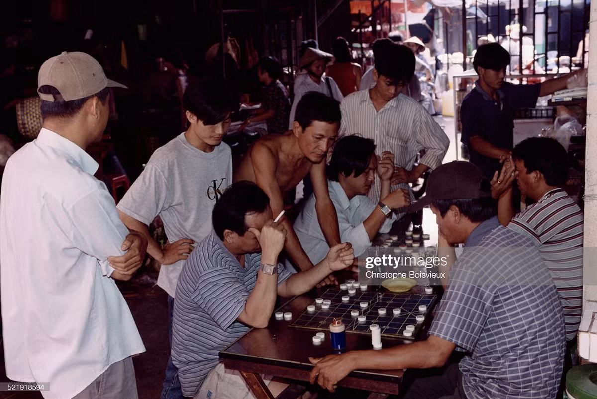 Các nam giới tụ họp quanh bàn cờ tướng ở khu vực Chợ Lớn.