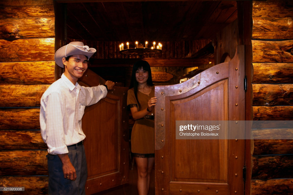 Nhân viên chào đón khách tại nhà hàng Wild Horse Saloon, nơi bài trí theo kiểu miền Viễn Tây nước Mỹ xưa.