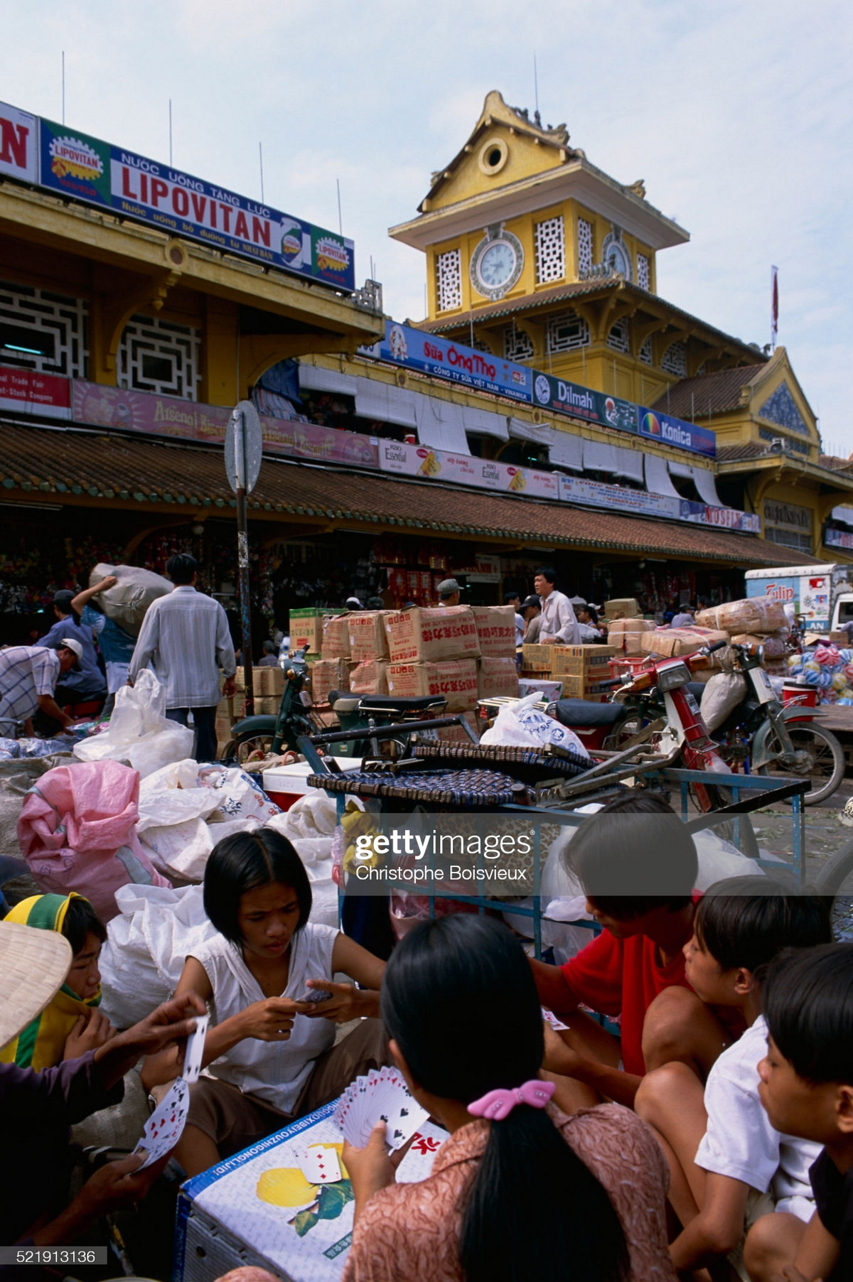 Bên ngoài chợ Bình Tây.