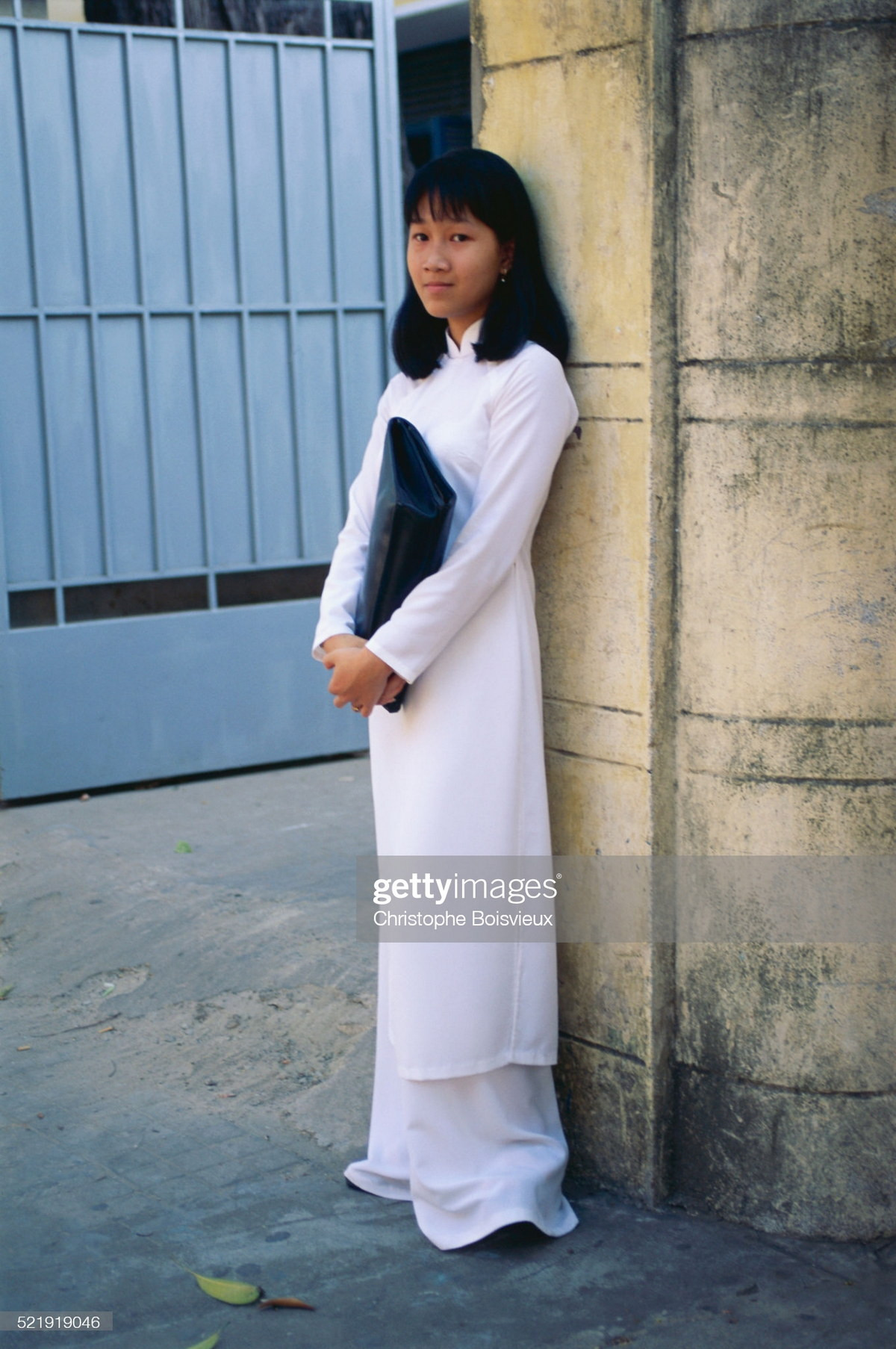 Nữ sinh áo dài trên phố.