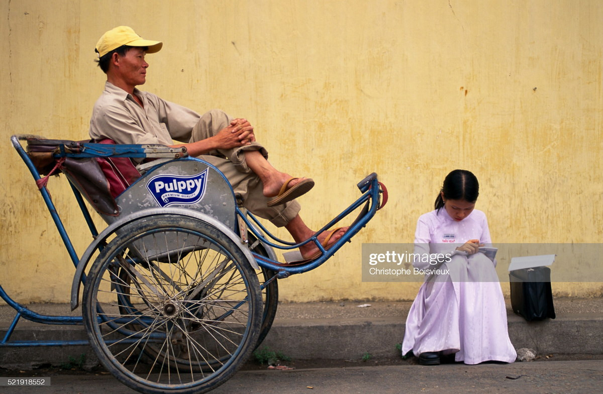 Nữ sinh ôn bài trên vỉa hè, TP. HCM năm 1996. Ảnh: Christophe Boisvieux/Getty Images.