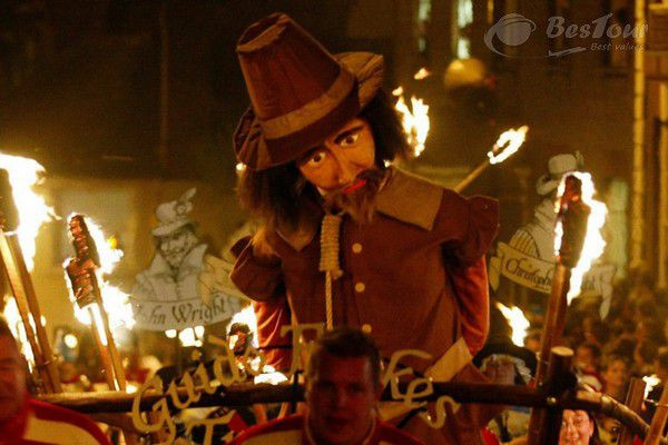 Kể từ ngày 5/11/1605, hằng năm người dân Anh đều tổ chức đêm Guy Fawkes để tưởng niệm sự thất bại của âm mưu này: Họ đốt hình nộm của Fawkes trên đống lửa và thường bắn pháo hoa. Tục lệ này vẫn còn được duy trì đến nay.