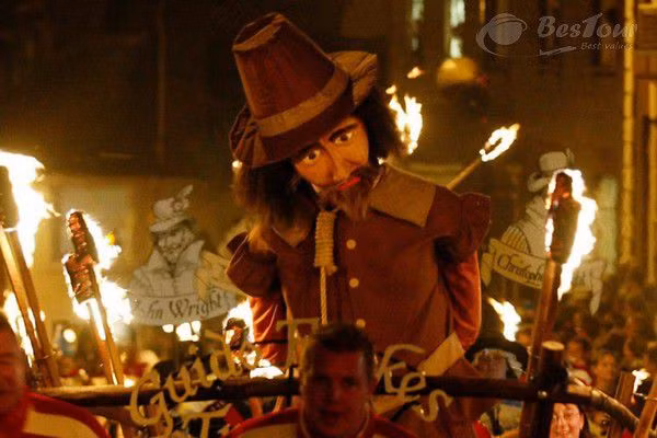 Kể từ ngày 5/11/1605, hằng năm người dân Anh đều tổ chức đêm Guy Fawkes để tưởng niệm sự thất bại của âm mưu này: Họ đốt hình nộm của Fawkes trên đống lửa và thường bắn pháo hoa. Tục lệ này vẫn còn được duy trì đến nay.