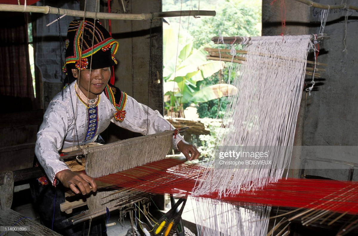 Người phụ nữ dệt thổ cẩm thủ công tại bản Uva, nơi người dân tộc Thái chiếm đa số, xã Noong Luống, cách thị xã Điện Biên Phủ khoảng 15 km về phía Tây Nam.