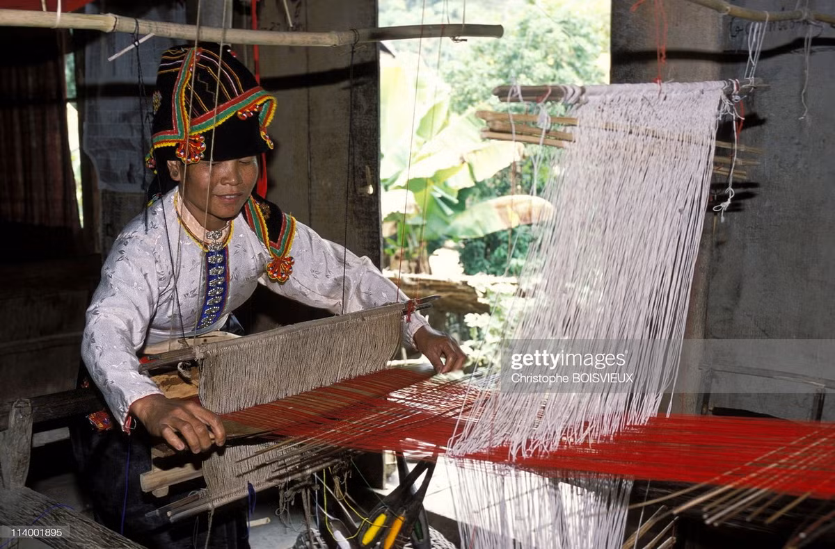 Người phụ nữ dệt thổ cẩm thủ công tại bản Uva, nơi người dân tộc Thái chiếm đa số, xã Noong Luống, cách thị xã Điện Biên Phủ khoảng 15 km về phía Tây Nam.