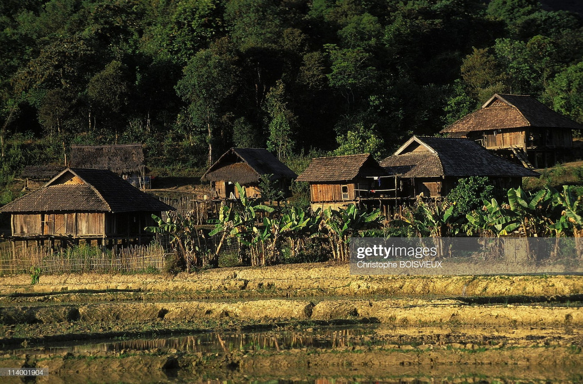 Bản làng ở ngoại vi thị xã Điện Biên Phủ.