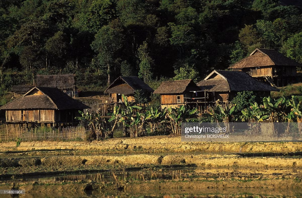 Bản làng ở ngoại vi thị xã Điện Biên Phủ.