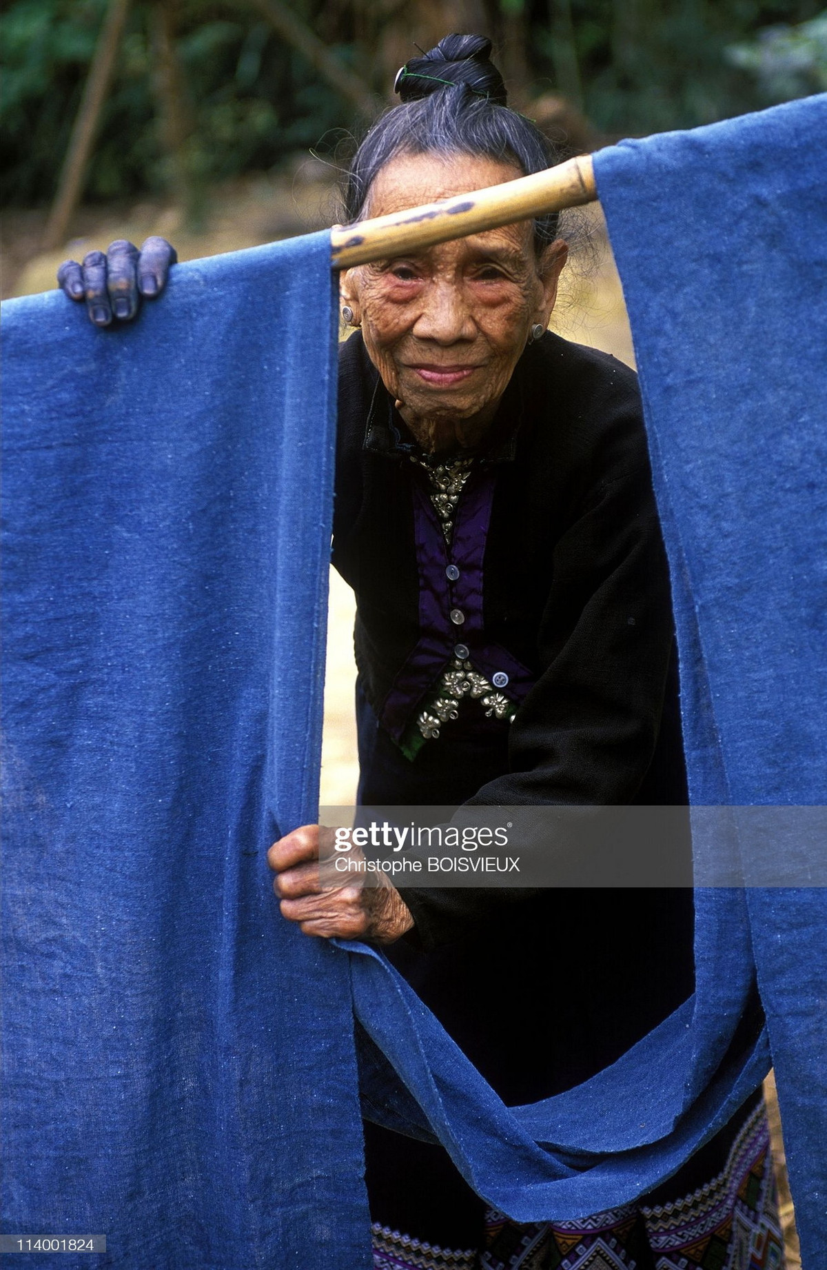 Cụ bà người dân tộc thiểu số nhuộm chàm cho vải.