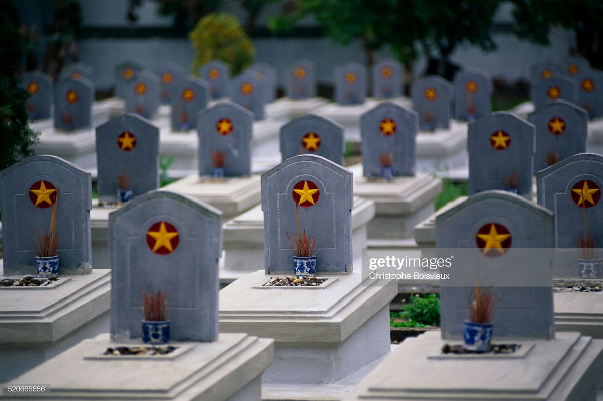 Không gian tôn nghiêm tại nghĩa trang liệt sĩ Điện Biên Phủ.