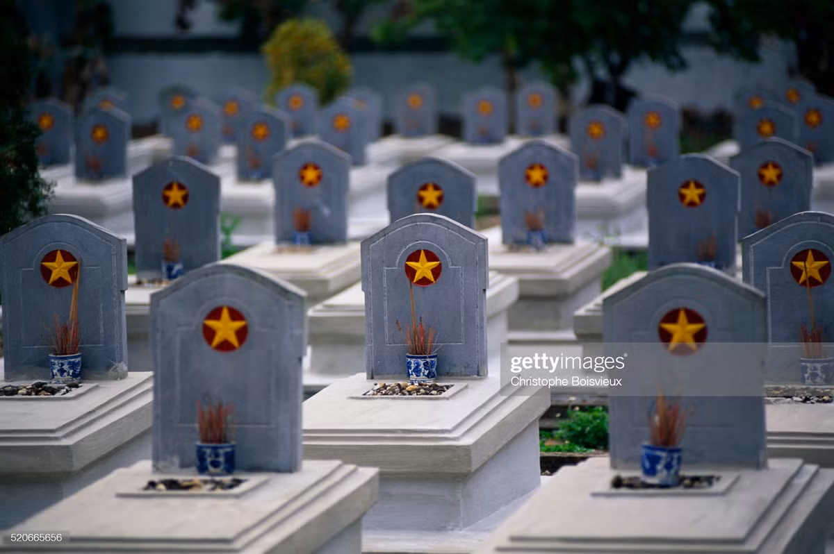 Không gian tôn nghiêm tại nghĩa trang liệt sĩ Điện Biên Phủ.