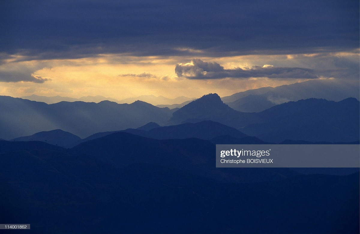 Những dãy núi trùng trùng điệp điệp, bức tranh phong cảnh kỳ vĩ trên đường đến Điện Biên, năm 2003. Ảnh: Christophe Boisvieux/ Getty Images.