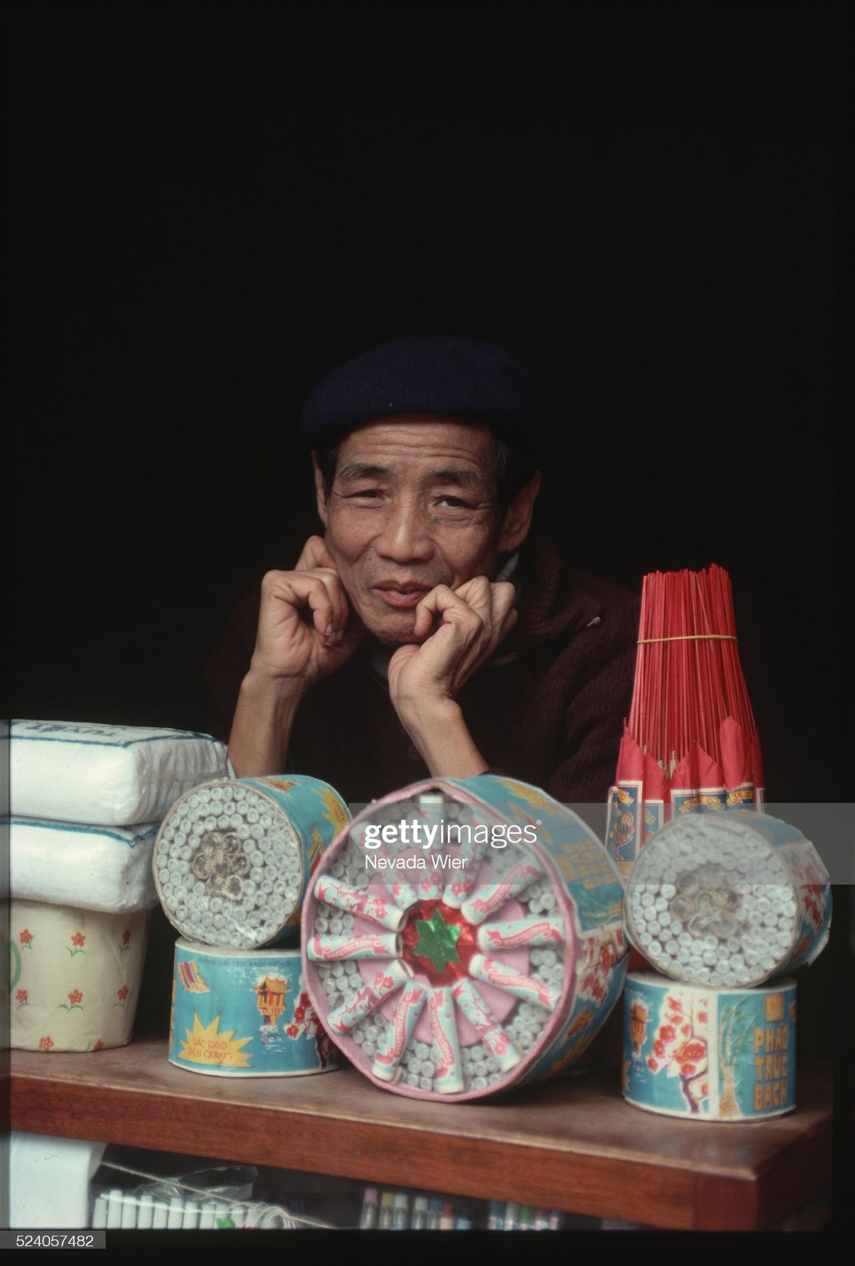 Pháo Trúc Bạch và hương trầm được bày bán tại một quầy hàng trên đường phố Hà Nội vào dịp mùa xuân thập niên 1990. Ảnh: Nevada Wier/ Getty Images.