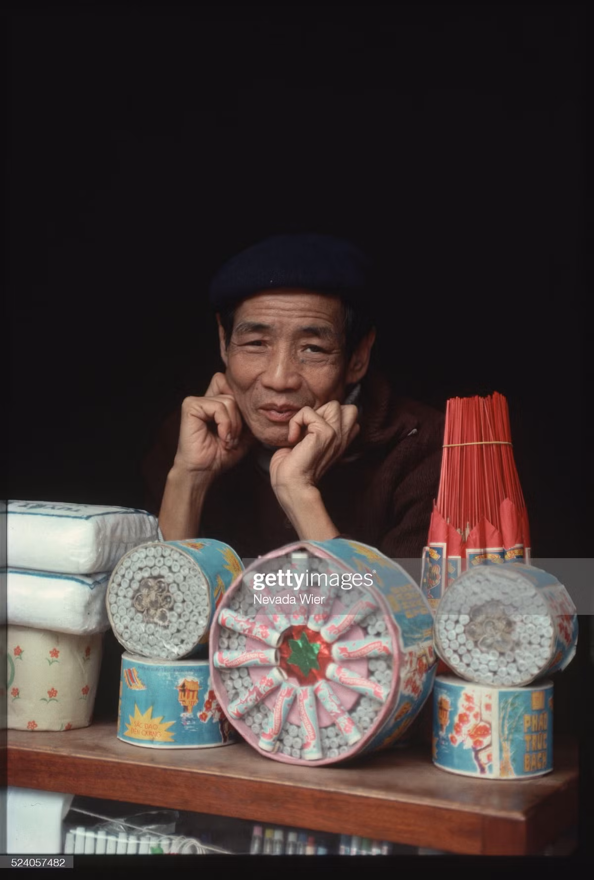 Pháo Trúc Bạch và hương trầm được bày bán tại một quầy hàng trên đường phố Hà Nội vào dịp mùa xuân thập niên 1990. Ảnh: Nevada Wier/ Getty Images.