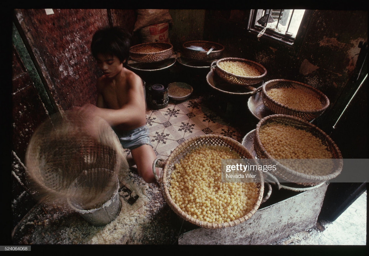 Trong xưởng làm mứt sen ở Hà Nội.