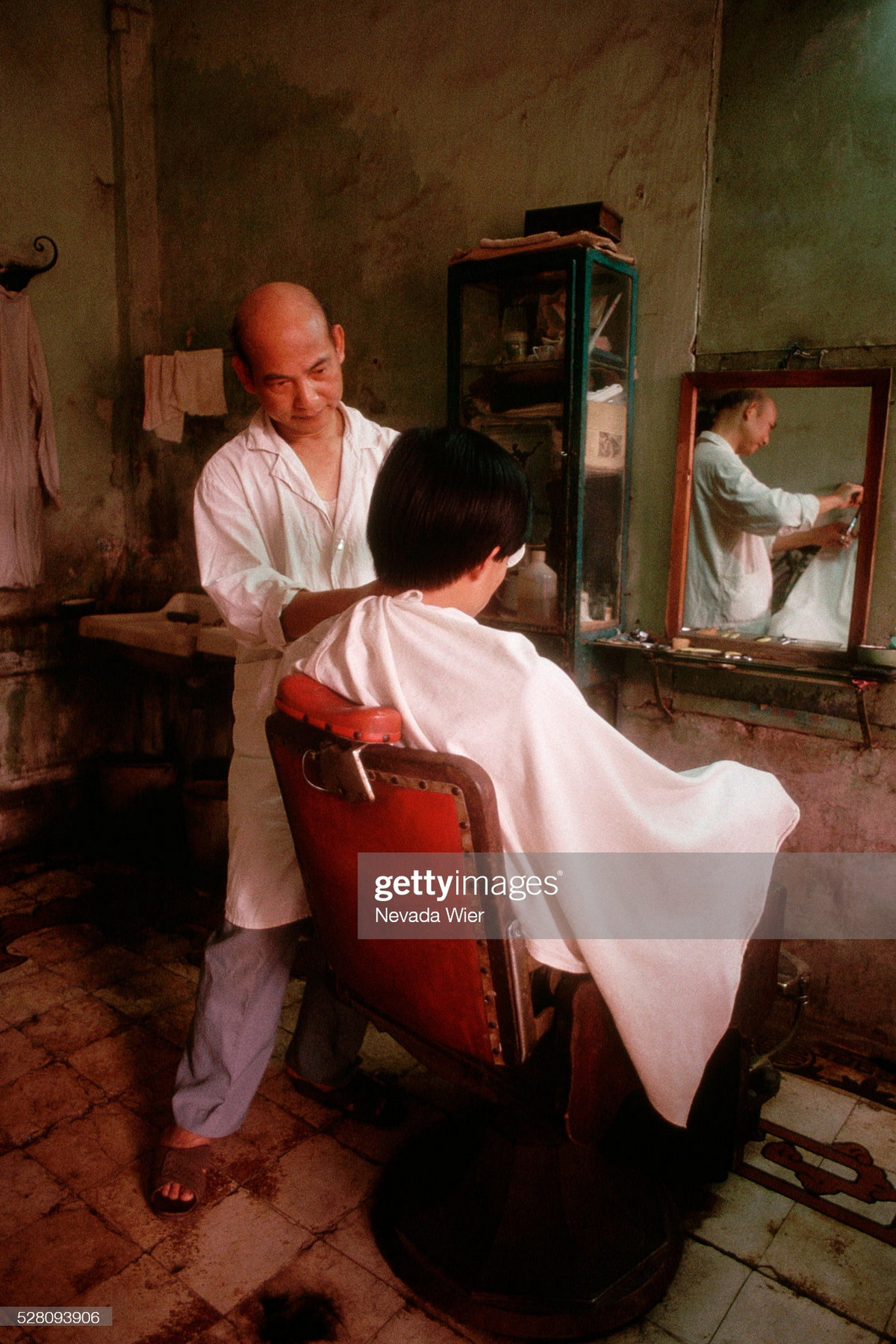 Không gian cũ kỹ trong một tiệm cắt tóc ở Hà Nội.