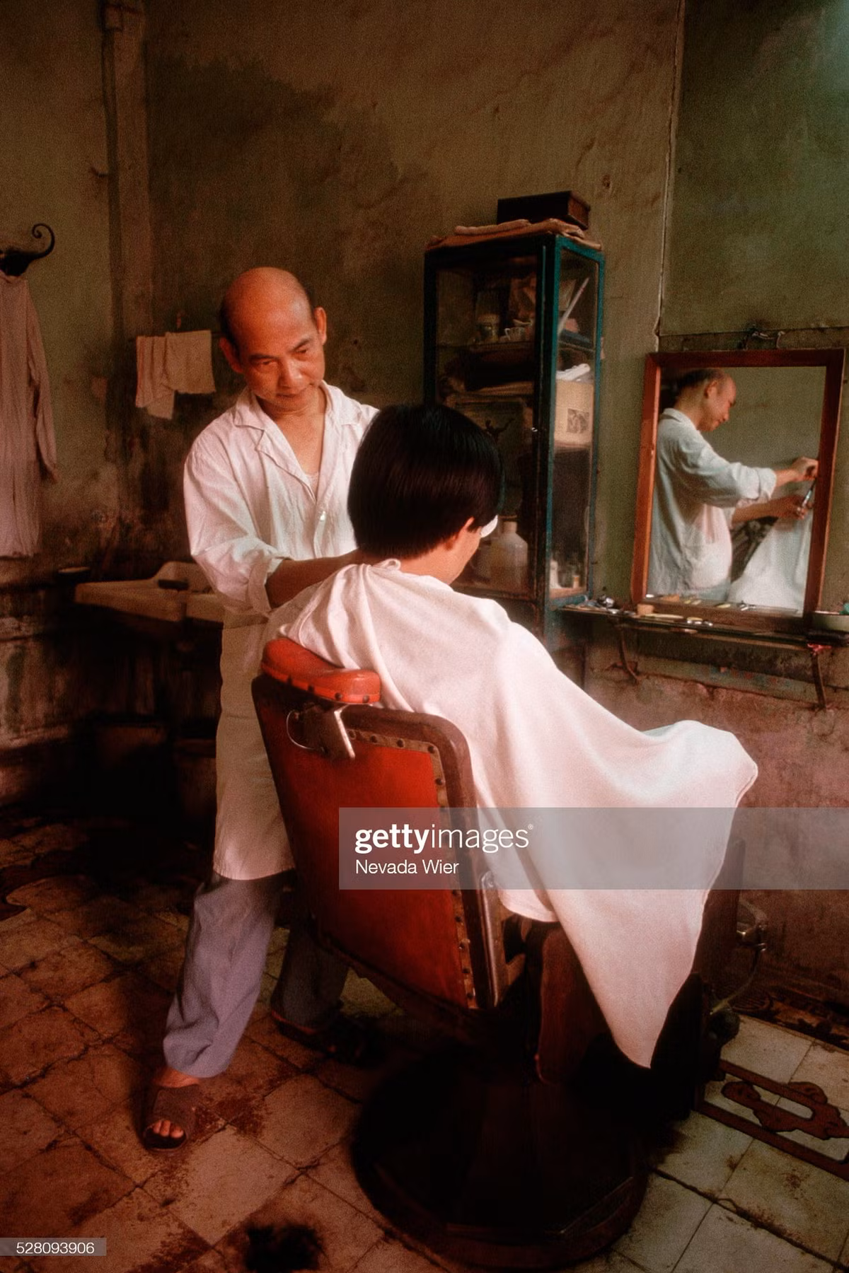 Không gian cũ kỹ trong một tiệm cắt tóc ở Hà Nội.