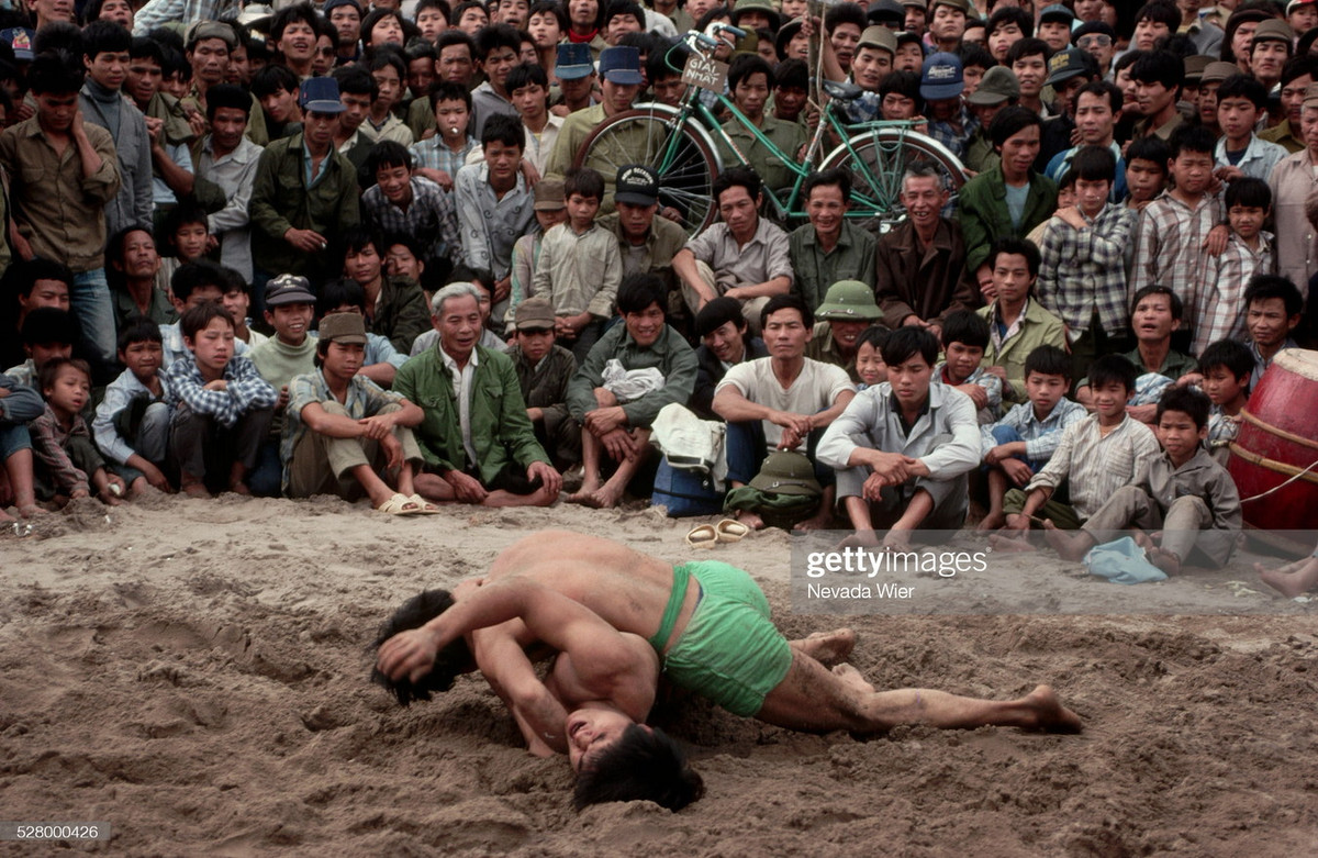 "Tùng tùng - tùng, Tùng tùng - tùng", đám đông hào hứng xem đấu vật ở hội Lim trong tiếng trống đầy kịch tính.