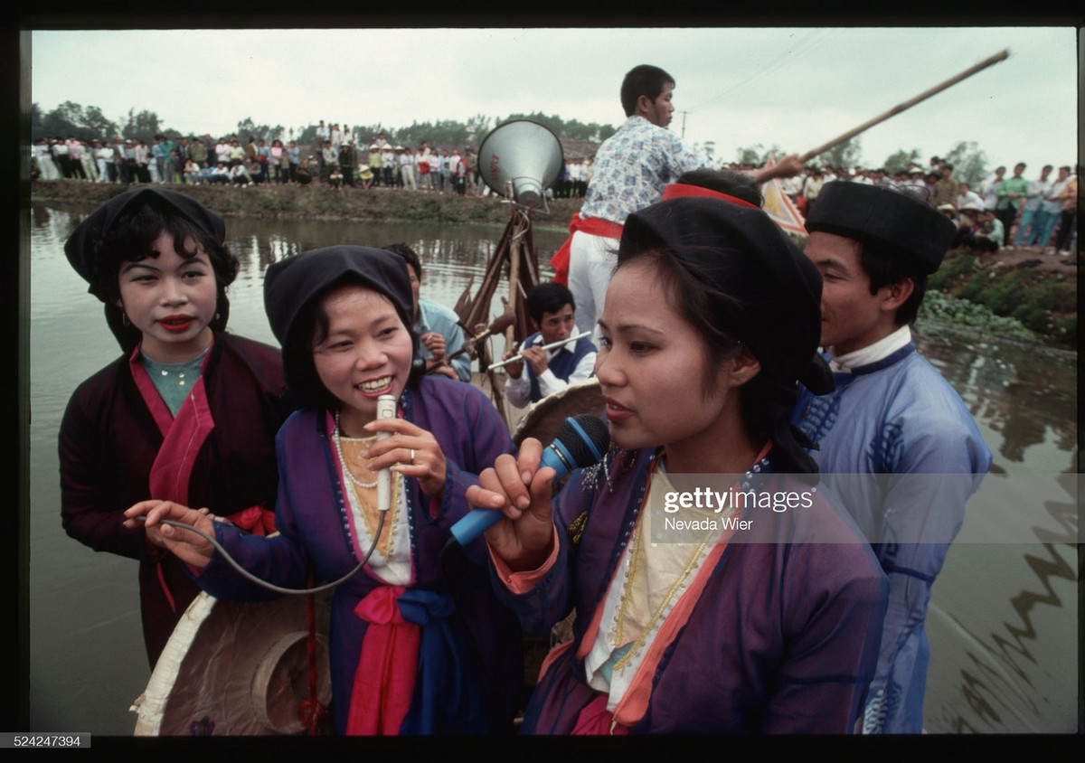 Các nam nữ thanh niên đối đáp quan họ tại hội Lim, Hà Bắc (nay là Bắc Ninh) ngày 13 tháng Giêng Âm lịch.