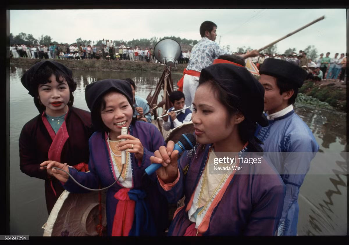 Các nam nữ thanh niên đối đáp quan họ tại hội Lim, Hà Bắc (nay là Bắc Ninh) ngày 13 tháng Giêng Âm lịch.