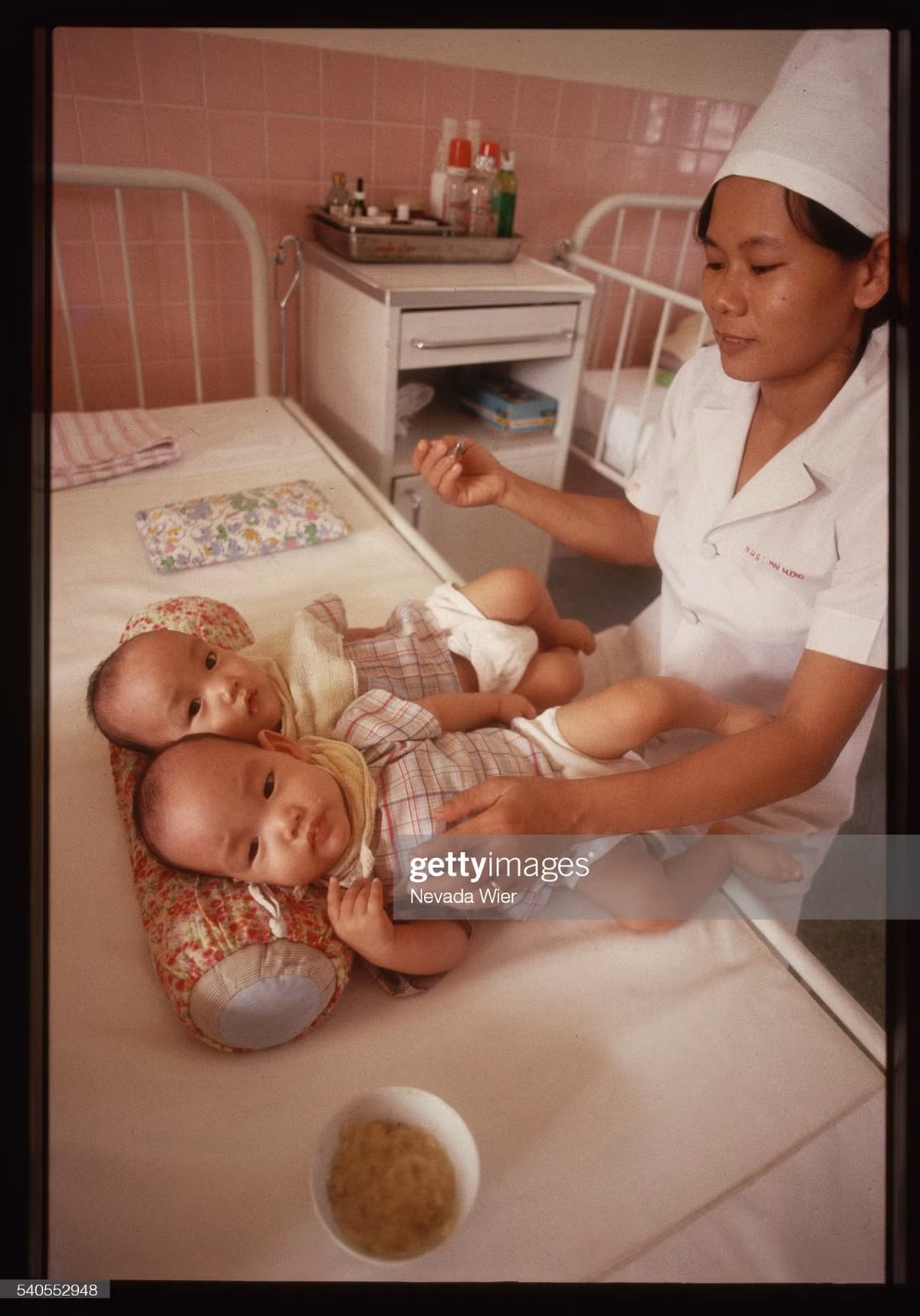 Cặp sinh đôi được nữ điều dưỡng chăm sóc tại Bệnh viện Từ Dũ, TP. HCM.