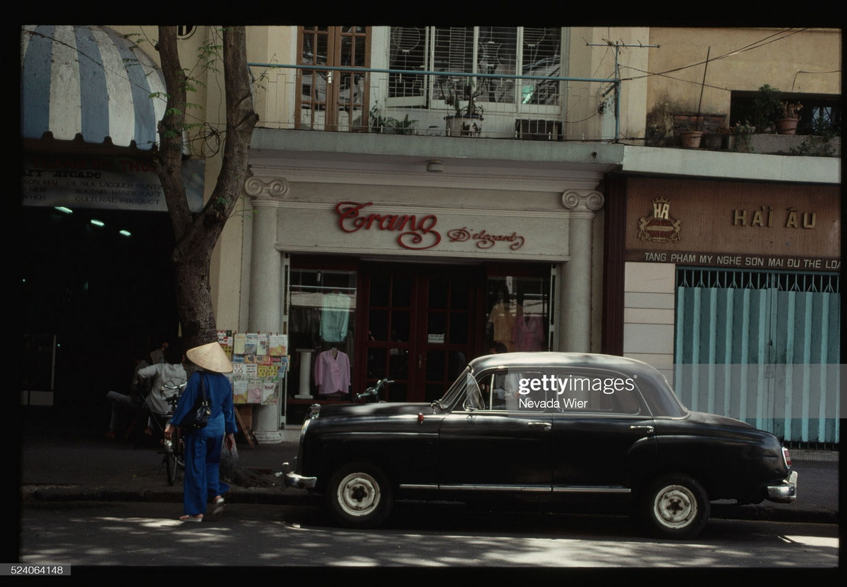 Cửa hàng thời trang trên đường Đồng Khởi, TP. HCM.