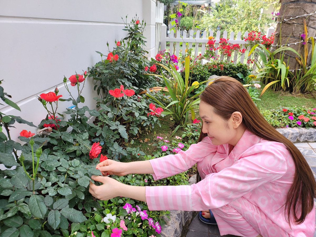 Vợ ca sĩ Tuấn Hưng tự tay chăm sóc hoa trong vườn mỗi khi có thời gian rảnh rỗi.