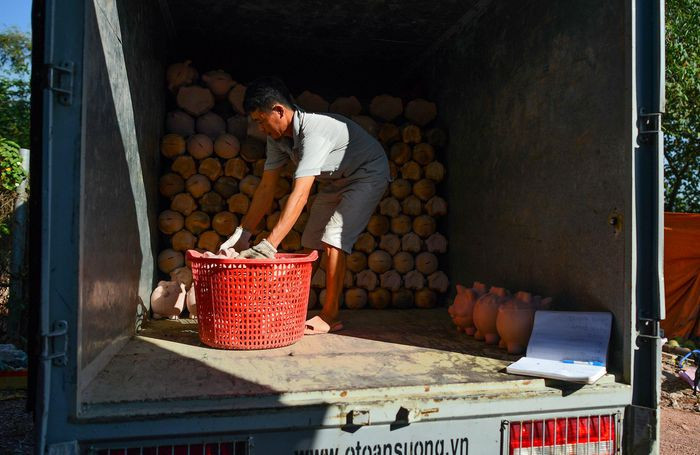 Sau khi xuất lò nung, sản phẩm được chuyển lên xe tải, giao về cho các vựa hoặc khách hàng mua với số lượng lớn trong và ngoài Bình Dương. Hiện cơ sở của ông Lợi có 1 xe tải, tuy nhiên không thể giao hàng kịp, ông thường xuyên thuê thêm dịch vụ vận tải bên ngoài. Giá xuất xưởng mỗi tượng hổ thô là 15.000 đồng.