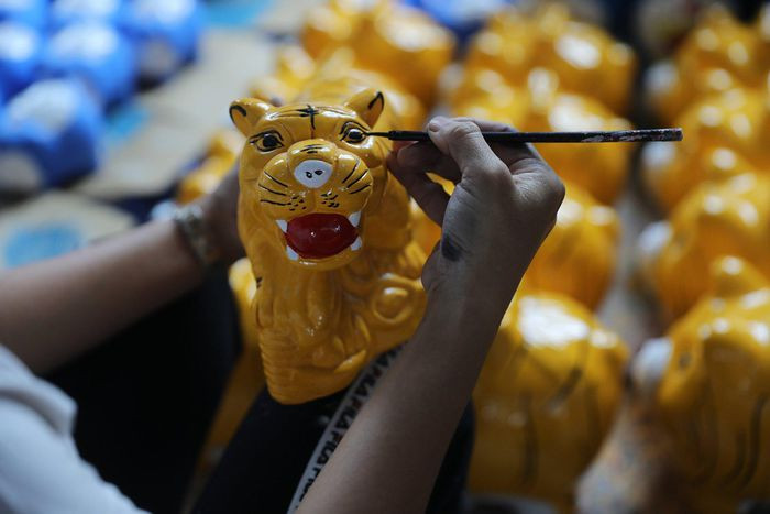 Tượng hổ thô được nhiều thương lái mua về và thực hiện việc nhuộm màu và tô vẽ.