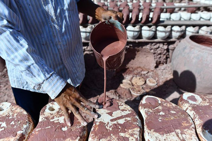 Quy trình sản xuất gồm một số công đoạn chính như cho đất lỏng vào khung hình hổ, tách khung, phơi, gia công hình tượng ban đầu, cho vào lò nung...