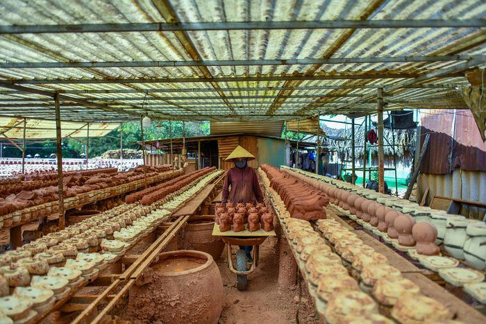 Từ công đoạn đầu đến công đoạn cuối cùng hoàn thành trong khoảng 22-24 giờ. Đất nguyên liệu có nguồn gốc tại huyện Phú Giáo (Bình Dương), cách cơ sở khoảng 20 km.