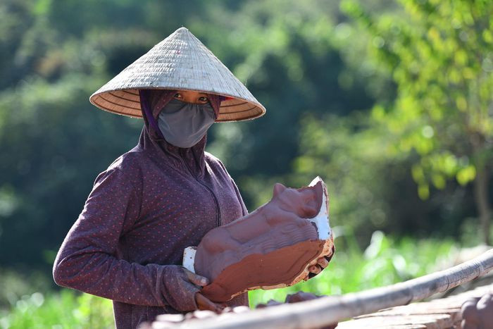 Mỗi ngày, cơ sở này sản xuất khoảng 800 tượng hổ bằng đất nung, hầu hết theo đơn đặt hàng từ trước của khách hàng tại Bình Dương, TP.HCM, Bà Rịa - Vũng Tàu và nhiều tỉnh miền Tây.
