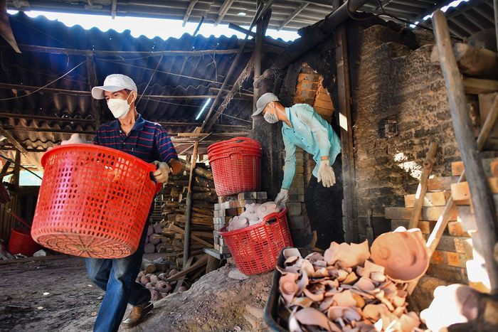 Khoảng 3 tháng nay, cơ sở này sản xuất khoảng 6.000 tượng hổ, khoảng 12.000 heo đất (thô) bán ra thị trường.