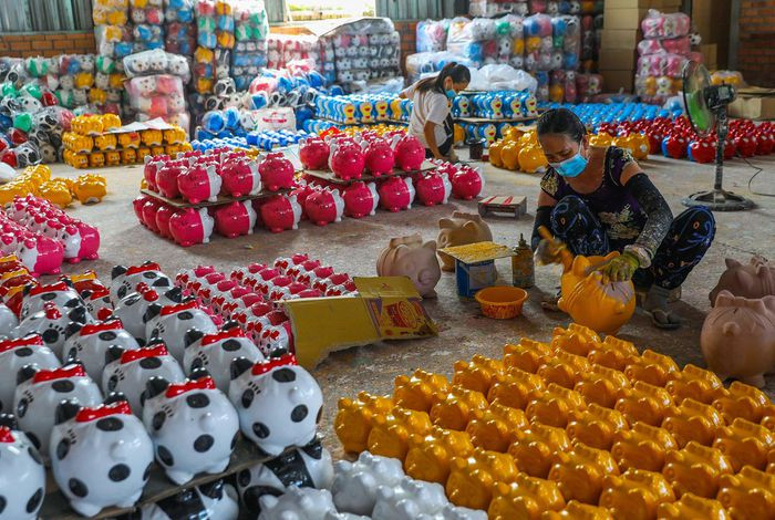 Sau khi hoàn thành, giá mỗi con "hổ vàng" có giá khoảng 30.000 đồng bán sỉ. Nếu sản phẩm này đến chợ, hoặc bán cho khách lẻ thì giá sẽ tăng thêm khoảng 15.000-20.000 đồng/tượng. Giá heo đất thành phẩm cũng ở mức tương tự.