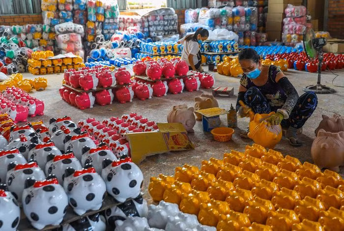 Sau khi hoàn thành, giá mỗi con "hổ vàng" có giá khoảng 30.000 đồng bán sỉ. Nếu sản phẩm này đến chợ, hoặc bán cho khách lẻ thì giá sẽ tăng thêm khoảng 15.000-20.000 đồng/tượng. Giá heo đất thành phẩm cũng ở mức tương tự.