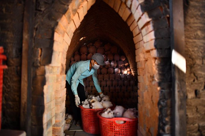 Tạo hình hổ, heo bằng đất được nung trong 10-12 tiếng sẽ ra thành phẩm. Mỗi lò có thể nung cùng lúc khoảng 5.000 sản phẩm/ngày đêm. Chất đốt thường là củi cao su, được mua về từ huyện Phú Giáo.