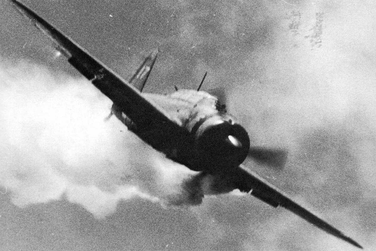 Trong Thế chiến II, các phi công Nhật Bản đã sử dụng chiến thuật tự sát, với việc các phi công Kamikaze của họ lao máy bay chất đầy bom vào các tàu hải quân địch.