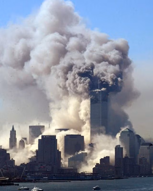 Vào ngày 11/9/2001, nhóm khủng bố Hồi giáo Al-Qaeda đã thực hiện cuộc tấn công tàn khốc nhằm vào nước Mỹ bằng bốn chiếc máy bay chở khách, dẫn đến cái chết của 3.000 thường dân. 19 tên không tặc cũng thiệt mạng trong thảm kịch này.