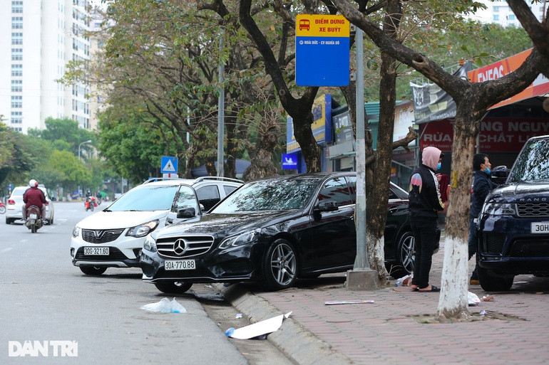 "Lượng người đến rửa xe, dọn nội thất tăng đột biến từ ngày 27 tháng Chạp, trung bình 70-80 chiếc/ngày", anh Tuấn, nhân viên rửa xe tại cửa hàng này cho biết.