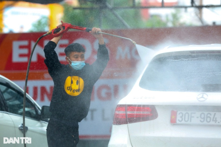 Theo một nhân viên tại đây cho biết, giá rửa xe ôtô trong những ngày này có tăng hơn so với ngày thường, giá dao động từ 180.000 - 300.000 đồng tùy vào từng dòng xe.