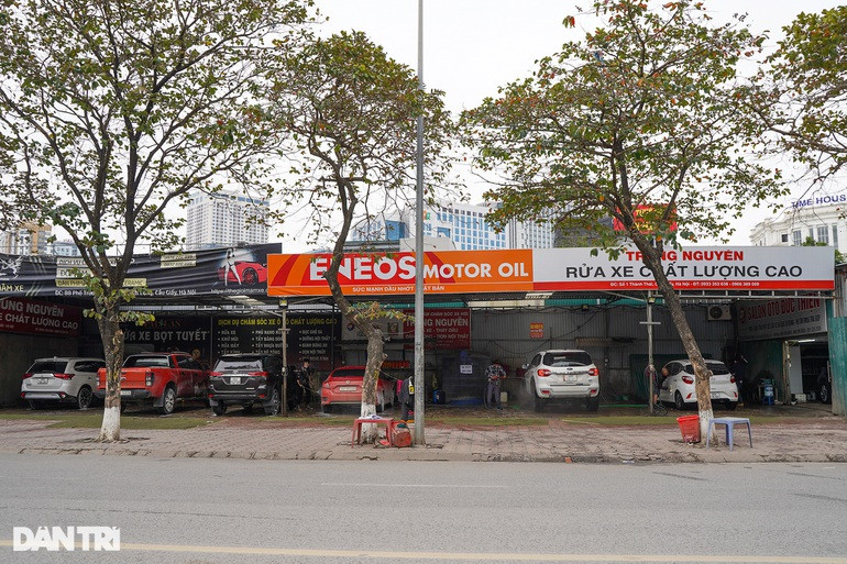 Một cửa hàng rửa xe ôtô khác trên đường Thành Thái (quận Cầu Giấy) cũng luôn nhộn nhịp xe ra vào.