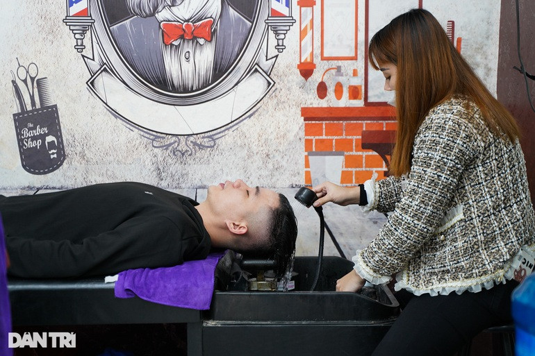 "Chỉ cần vài ngày giáp Tết, doanh thu của tiệm đạt bằng cả tháng ngày thường. Do phải phục vụ đông khách, thường là khách quen nên đến tận chiều 29 tháng Chạp, tiệm của tôi mới nghỉ Tết", anh Diệu chia sẻ thêm.