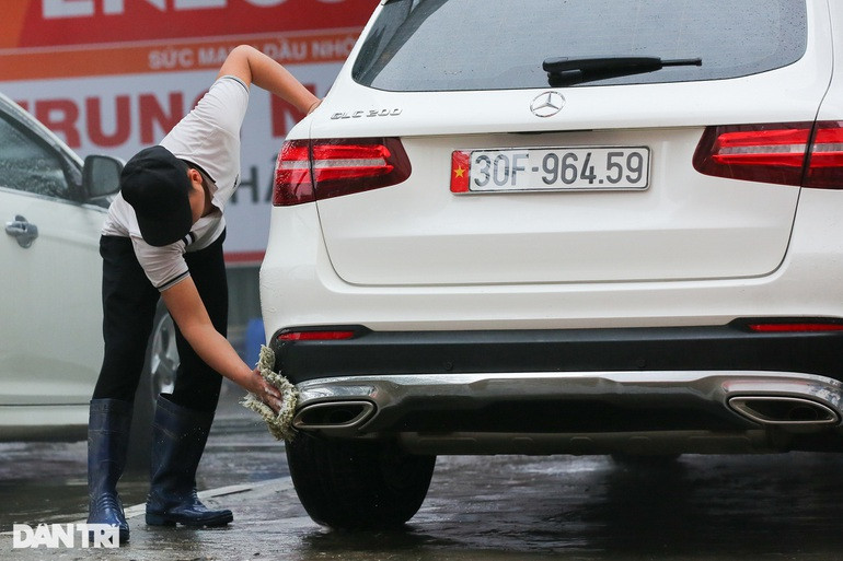 Các nhân viên tại đây phải làm việc hết công suất từ sáng tới chiều tối, phục vụ nhu cầu của khách hàng có xe sạch đẹp du xuân, chơi Tết.