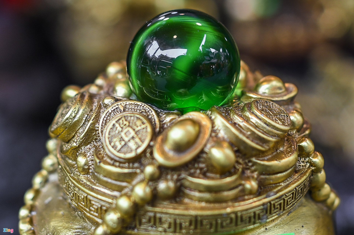 Tất cả sản phẩm được bày bán tại chợ đều được niêm yết giá rõ ràng, tuy nhiên khách hàng vẫn có thể mặc cả thoải mái mà không sợ bị chủ hàng phàn nàn.