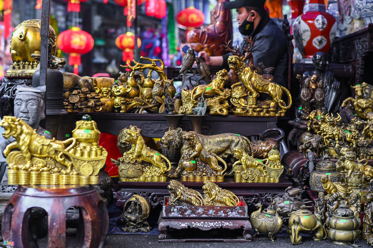 Tại những gian hàng đồ đồng giả cổ, mặt hàng chủ đạo của năm nay là mô hình con hổ với nhiều kiểu dáng, kích thước đa dạng.