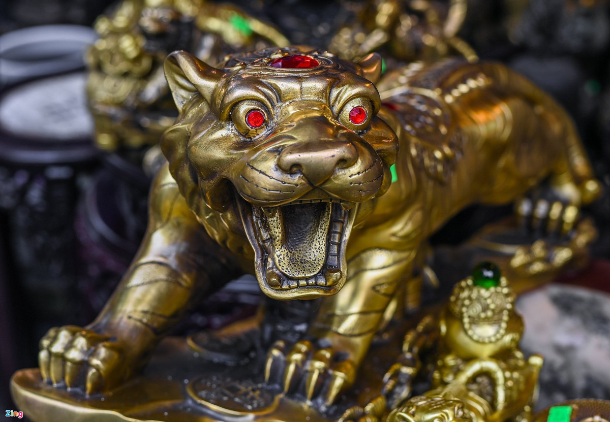 Một tượng hổ được đúc bằng đồng với kích thước lớn, nạm 3 viên hồng ngọc được chủ nhân rao bán 18 triệu đồng.