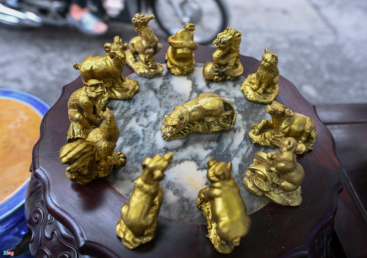 Bộ sưu tập 12 con giáp bằng đồng với trung tâm là hình tượng con hổ được người chủ rao bán 8 triệu đồng.