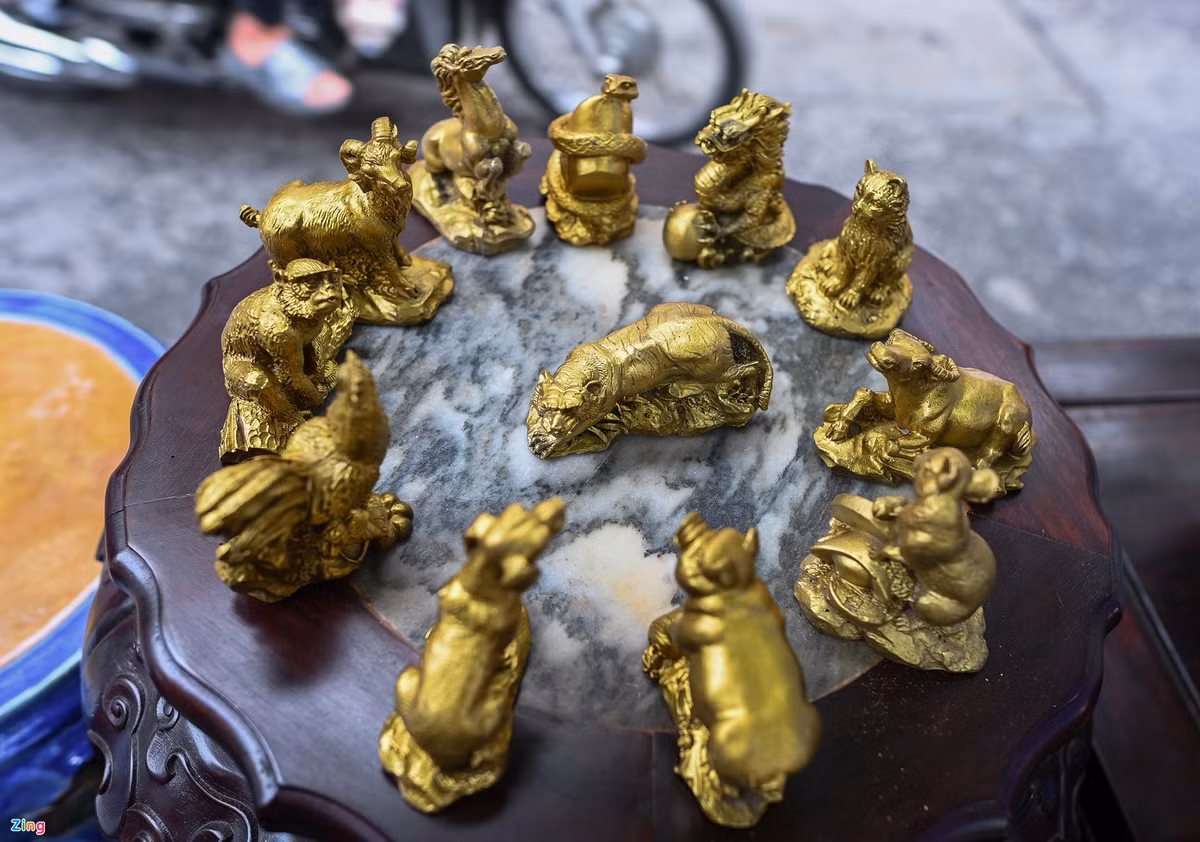 Bộ sưu tập 12 con giáp bằng đồng với trung tâm là hình tượng con hổ được người chủ rao bán 8 triệu đồng.