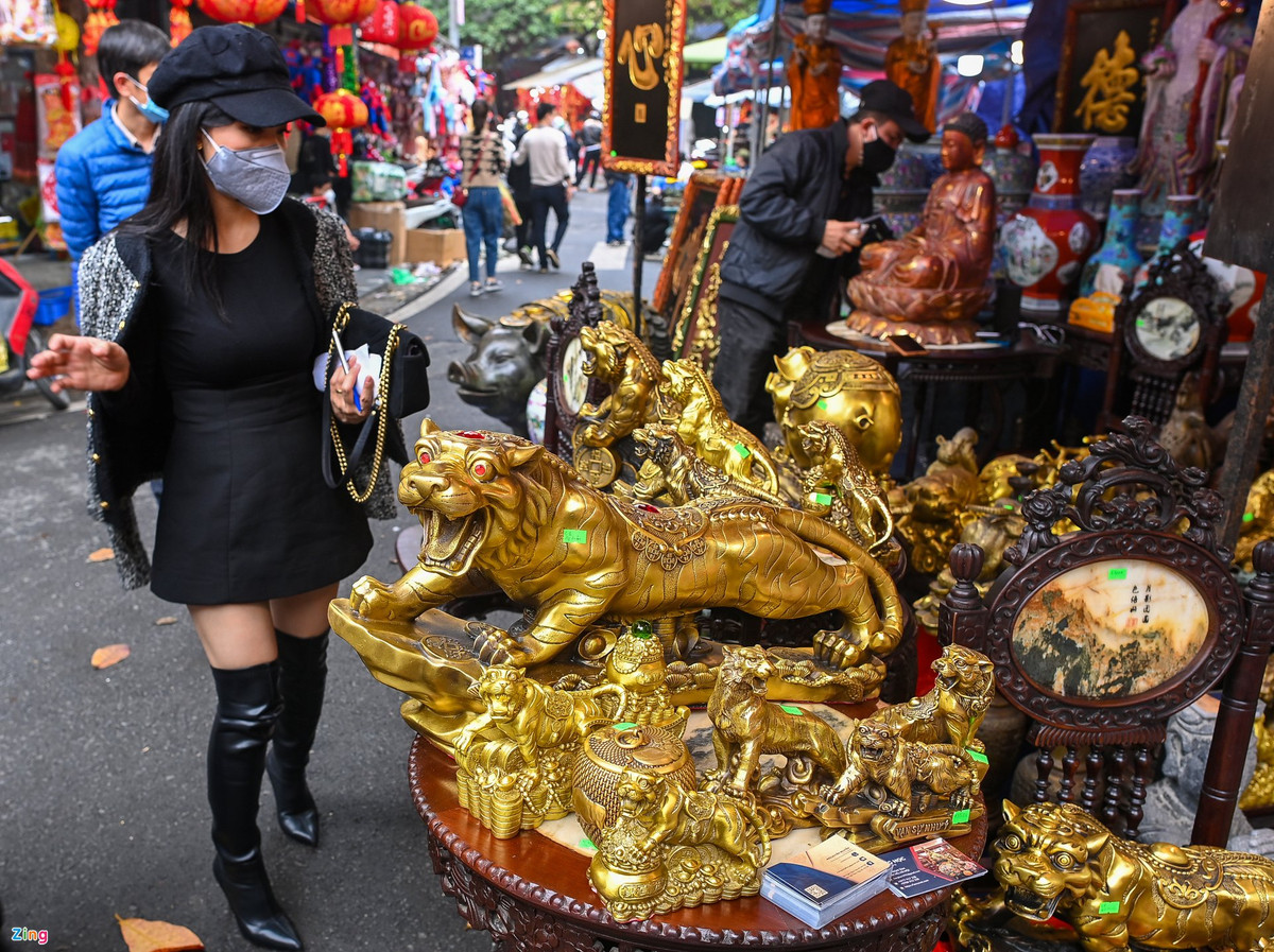 Trong tín ngưỡng dân gian của người Việt, hổ là loài vật linh thiêng, uy linh, đầy huyền bí và được thờ cúng ở rất nhiều điện, đền, phủ.